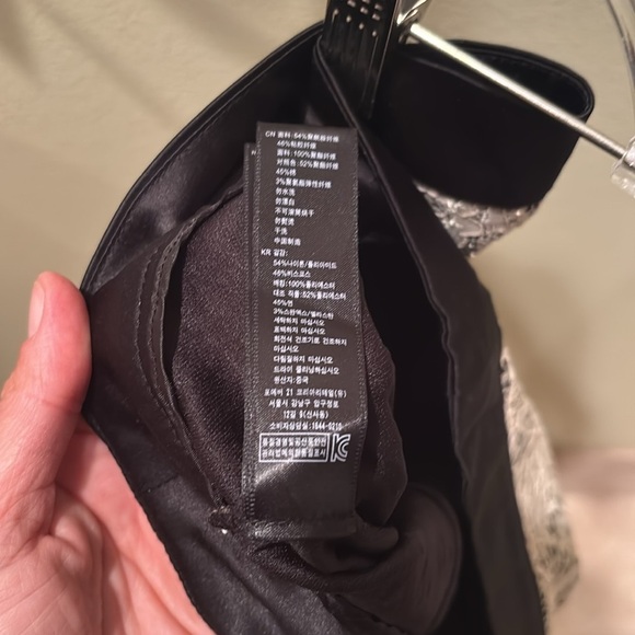 Forever 21 Elegant Black and Cream Lace Skirt - Picture 9 of 10